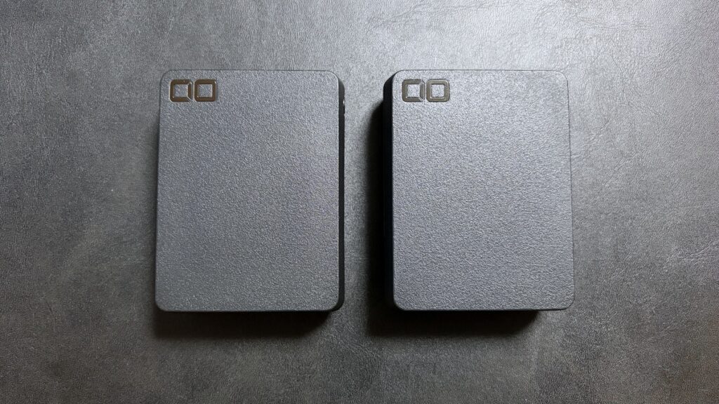 CIO SMARTCOBY TRIO 35W SS と無印モデルの正面を並べた比較。サイズ・シボ加工の質感は共通
