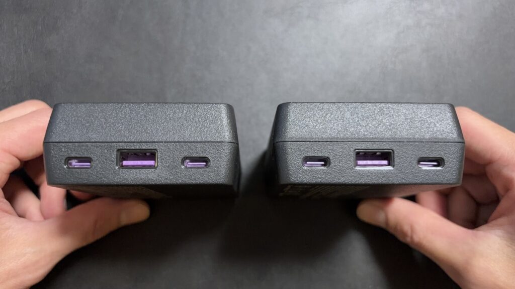 CIO SMARTCOBY TRIO 35W SS と無印の端子面比較。中央USB-A、左右USB-Cの3ポート構成でCIO PURPLEの端子
