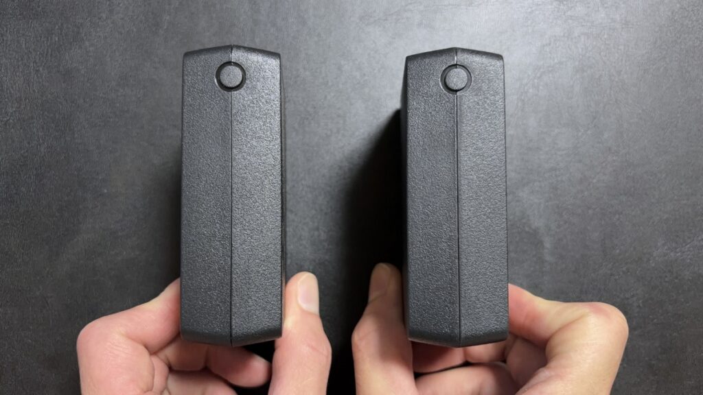 CIO SMARTCOBY TRIO 35W SS と無印の右側面比較。上部に丸い残量表示用ボタンを配置