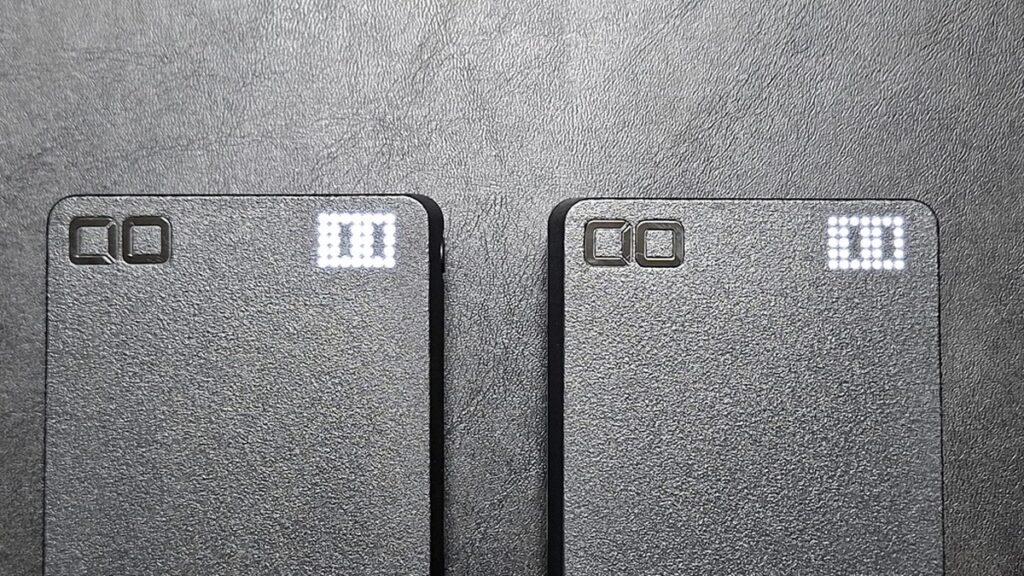 CIO SMARTCOBY TRIO 35W SS と無印の残量表示アップ(ともに100%)。SSの方が表示が明るく見やすい