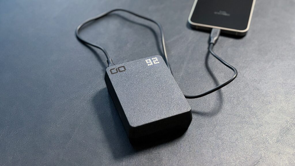 CIO SMARTCOBY TRIO 35W SS 20000mAh をUSB-Cケーブルでスマートフォンに接続して充電している様子