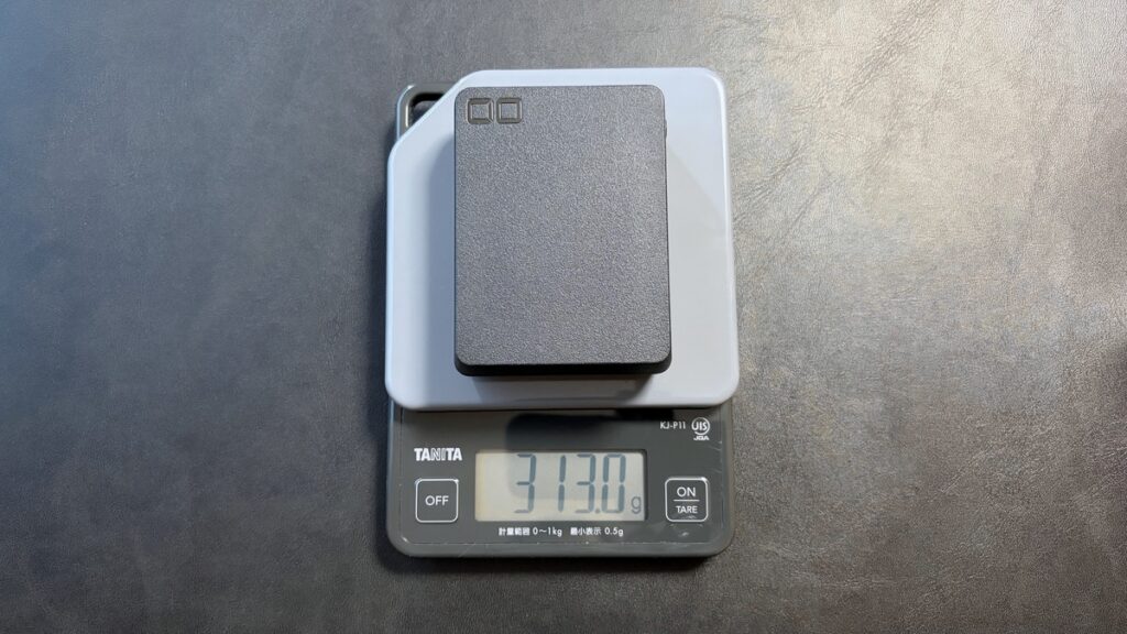 CIO SMARTCOBY TRIO 35W SS の重量をはかりで計測。実測313.0g