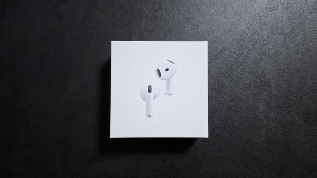 Apple AirPods 5のパッケージ外箱。白基調でイヤホン本体のイラストが描かれたデザイン