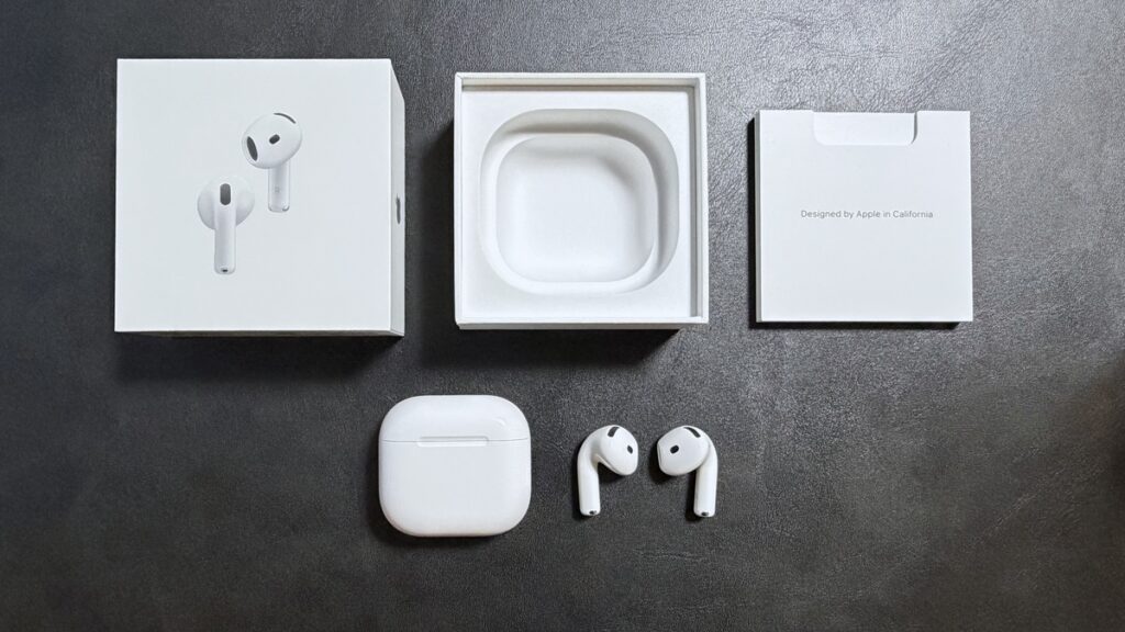 Apple AirPods 5の同梱物一式。外箱、内箱、マニュアル類、充電ケース、イヤホン本体