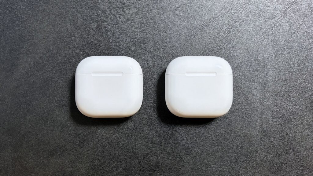 AirPods 5（左）とAirPods 4（右）の充電ケース正面比較（ランプ消灯時）。外観・サイズは同一