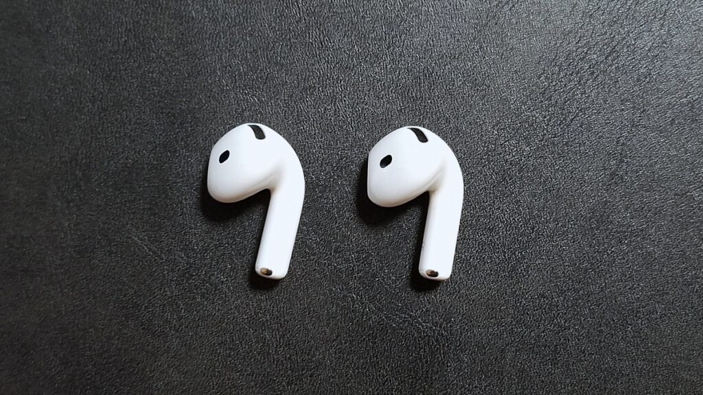 AirPods 5（左）とAirPods 4（右）のイヤホン本体（右耳側）の外観比較。形状・センサー・マイクの位置は同一