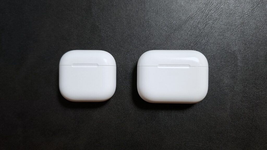 AirPods 5（左）とAirPods Pro 3（右）の充電ケースのサイズ比較。AirPods 5の方が横幅が約1cm小さい