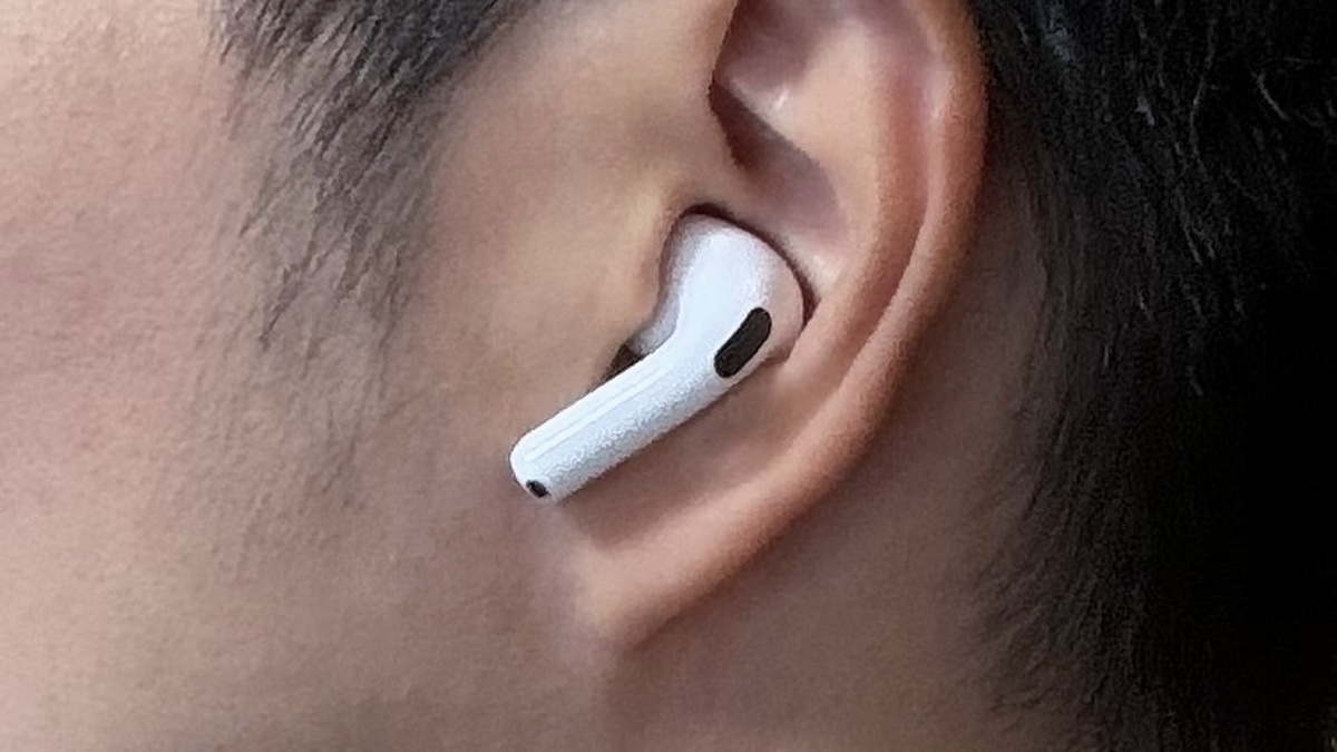 AirPods 5を耳に装着した状態。耳を完全に塞がないインナーイヤー型の装着感